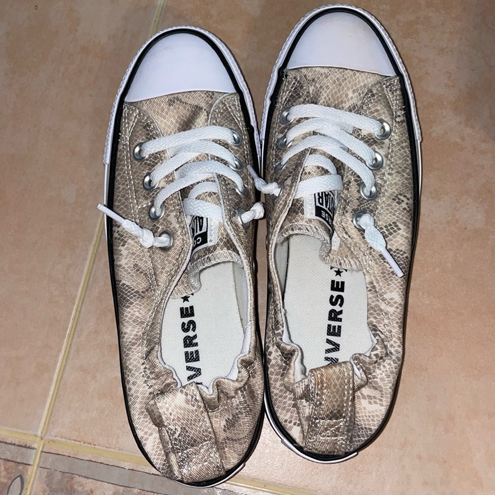 Size 7 women’s converse
